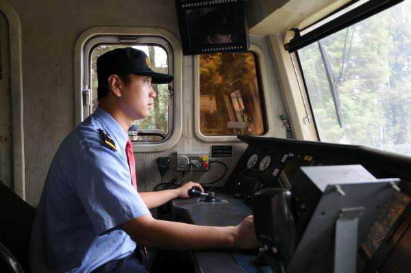 国庆仍然坚持在岗位上的火车司机